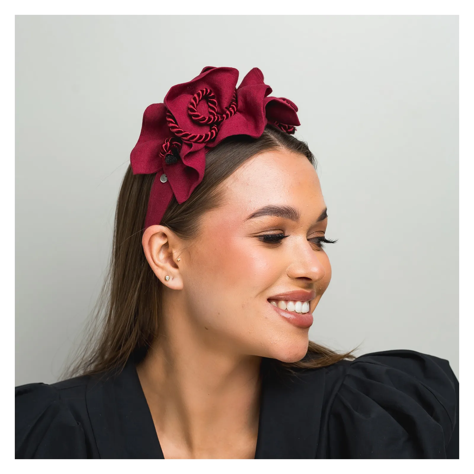 Wiśniowa lniana opaska z ozdobą i sznurkiem.