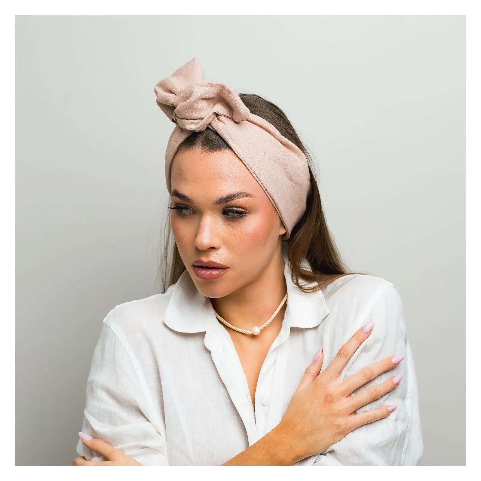 Lniana różowo-beżowa opaska twistband.