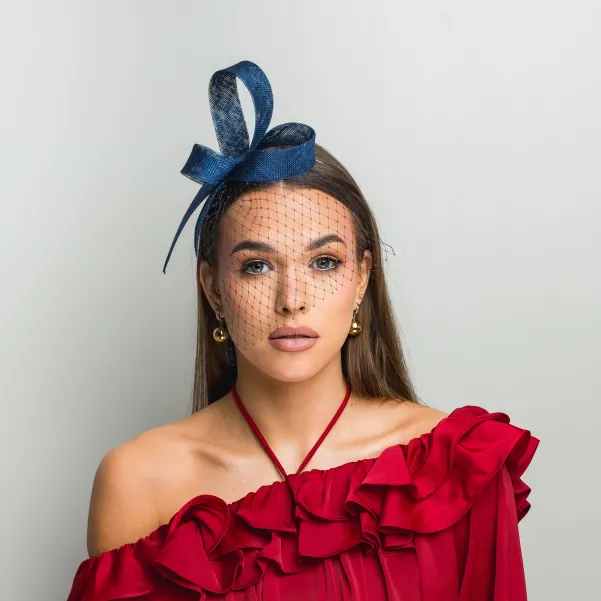 Granatowy przestrzenny fascynator