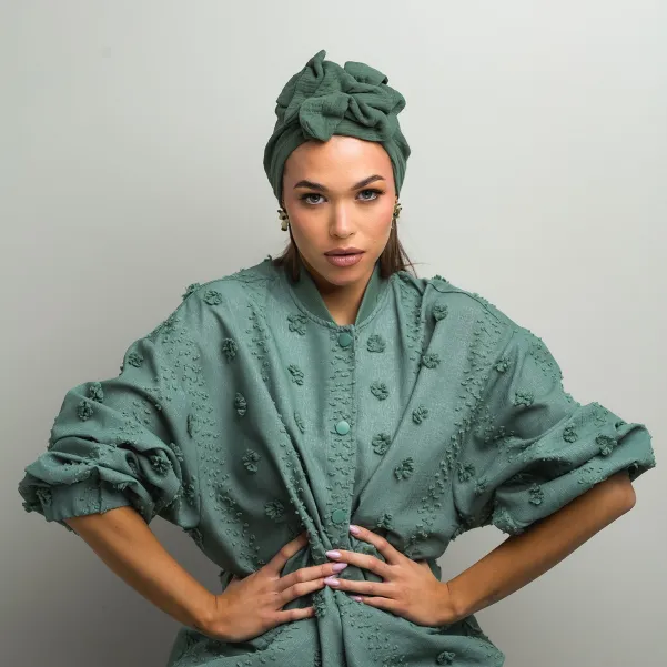 Ozdobny turban bawełniany szałwiowy. Ozdobny turban bawełniany szałwiowy.