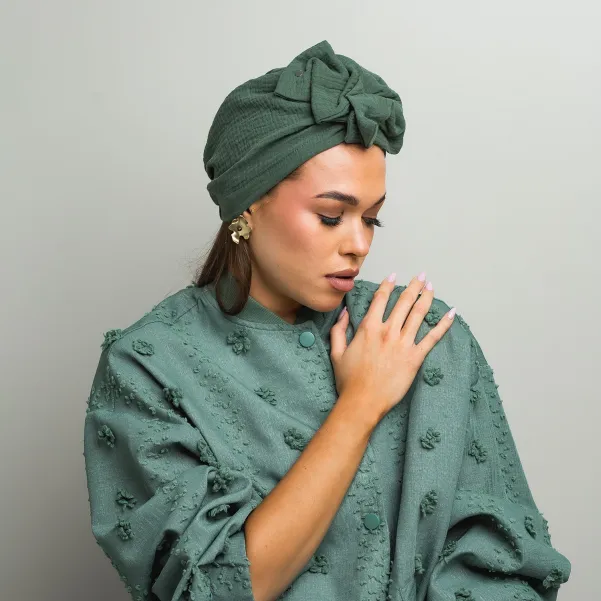 Ozdobny turban bawełniany szałwiowy. Ozdobny turban bawełniany szałwiowy.