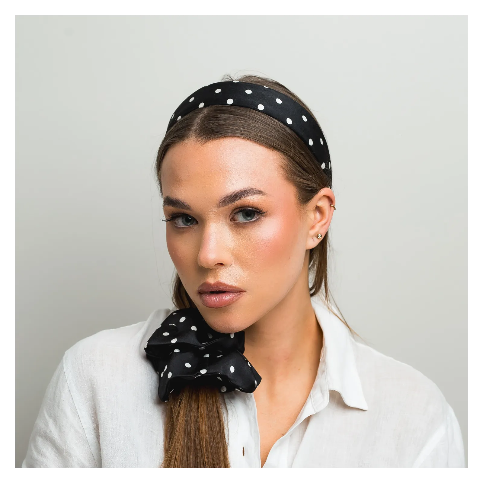 Opaska do włosów prosta czarna w grochy.