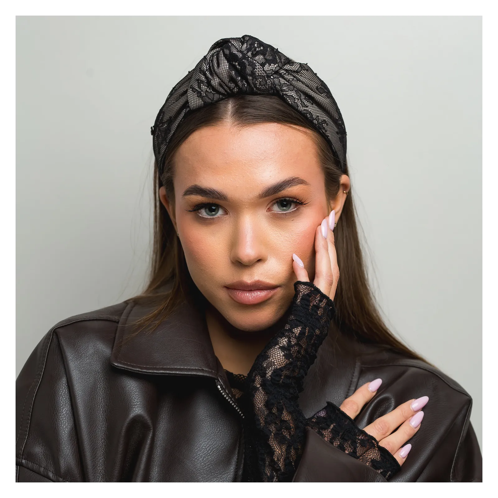 Czarna szeroka opaska z supłem z koronki.