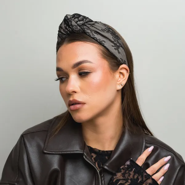 Czarna szeroka opaska z supłem z koronki.