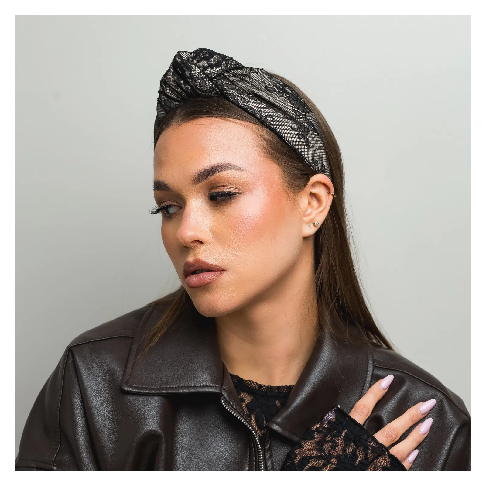 Czarna szeroka opaska z supłem z koronki.