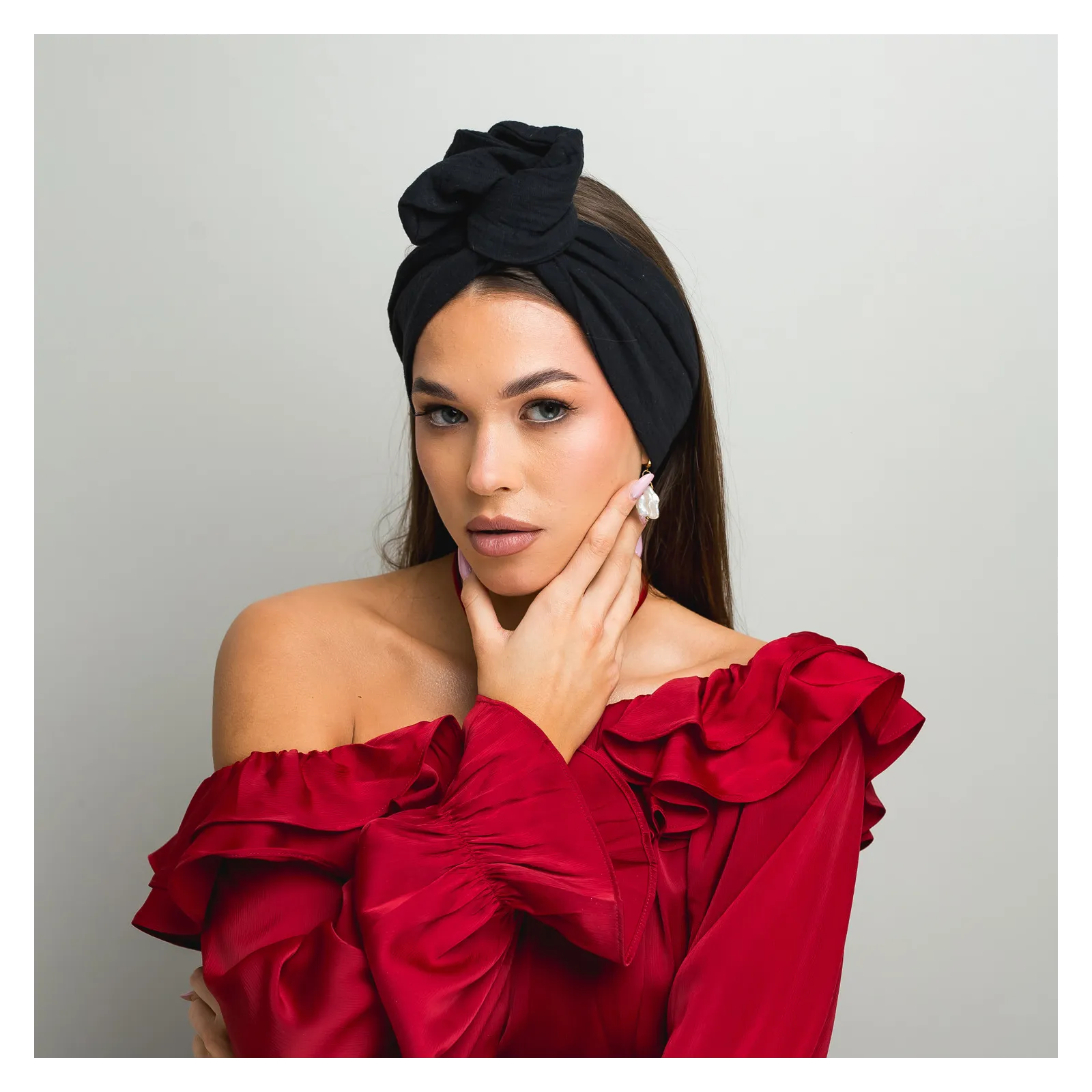 Muślinowa czarna opaska twistband.