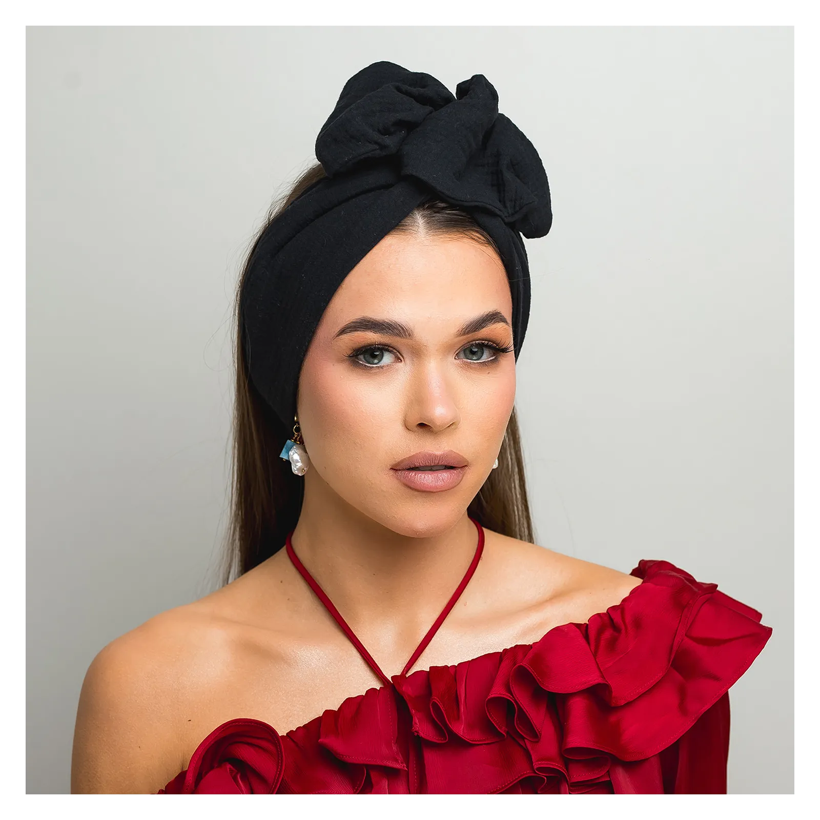 Muślinowa czarna opaska twistband.