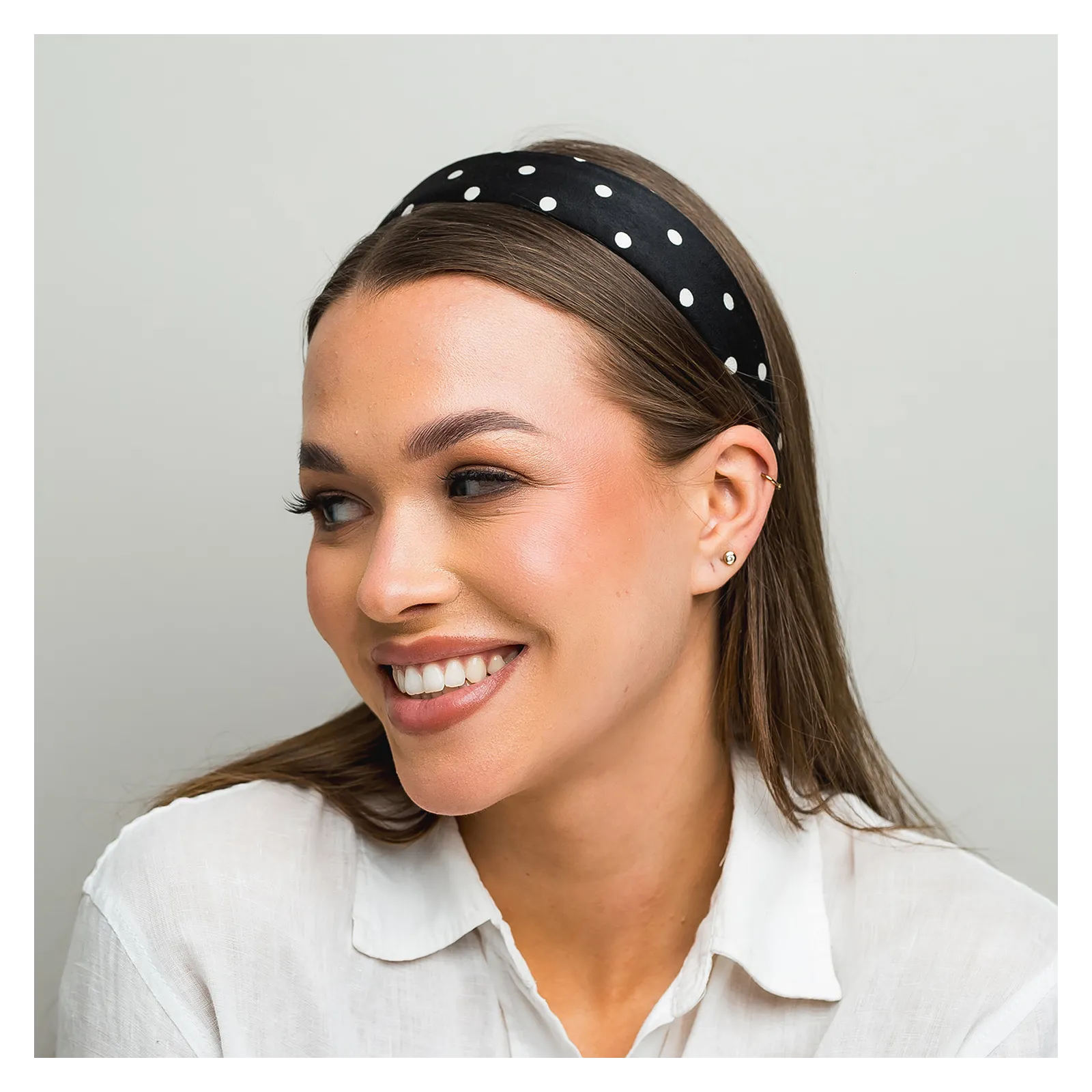 Opaska do włosów prosta czarna w grochy.