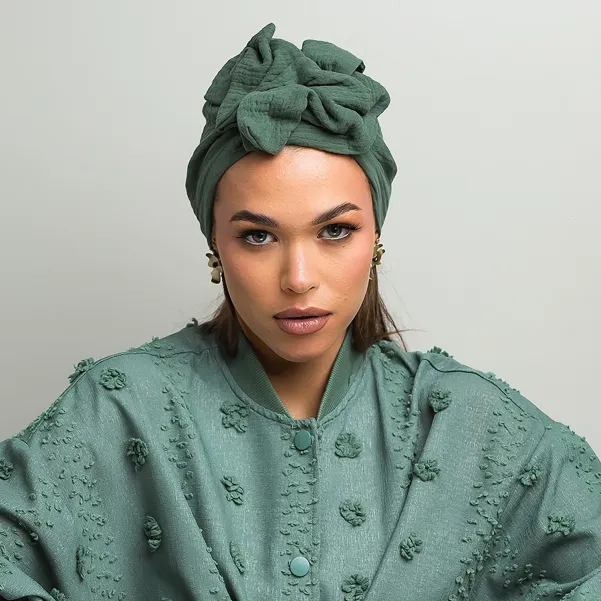 Ozdobny turban bawełniany szałwiowy. Ozdobny turban bawełniany szałwiowy.