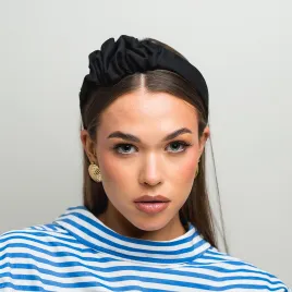 Opaska do włosów z minimalistyczną ozdobą czarna.