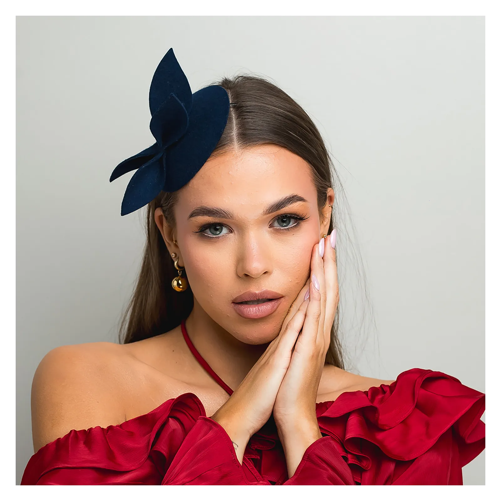 Granatowy mini kapelusik z gustowną ozdobą.