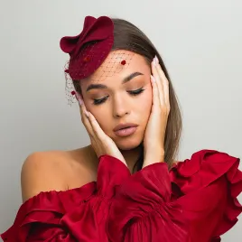 Kapelusik do włosów z woalką truskawkowa czerwień.