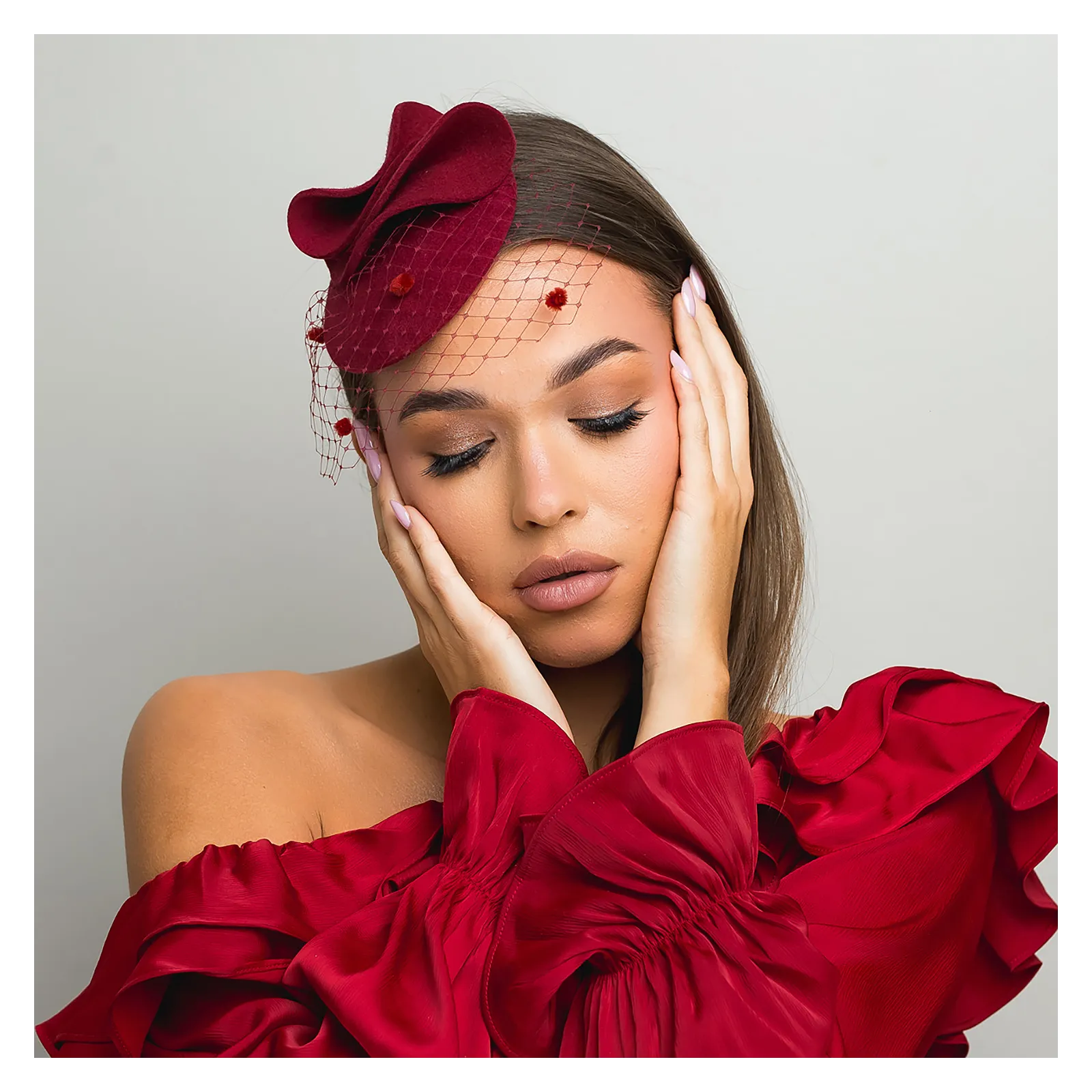 Kapelusik do włosów z woalką truskawkowa czerwień.