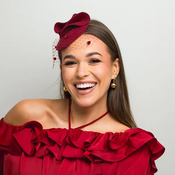 Kapelusik do włosów z woalką truskawkowa czerwień.