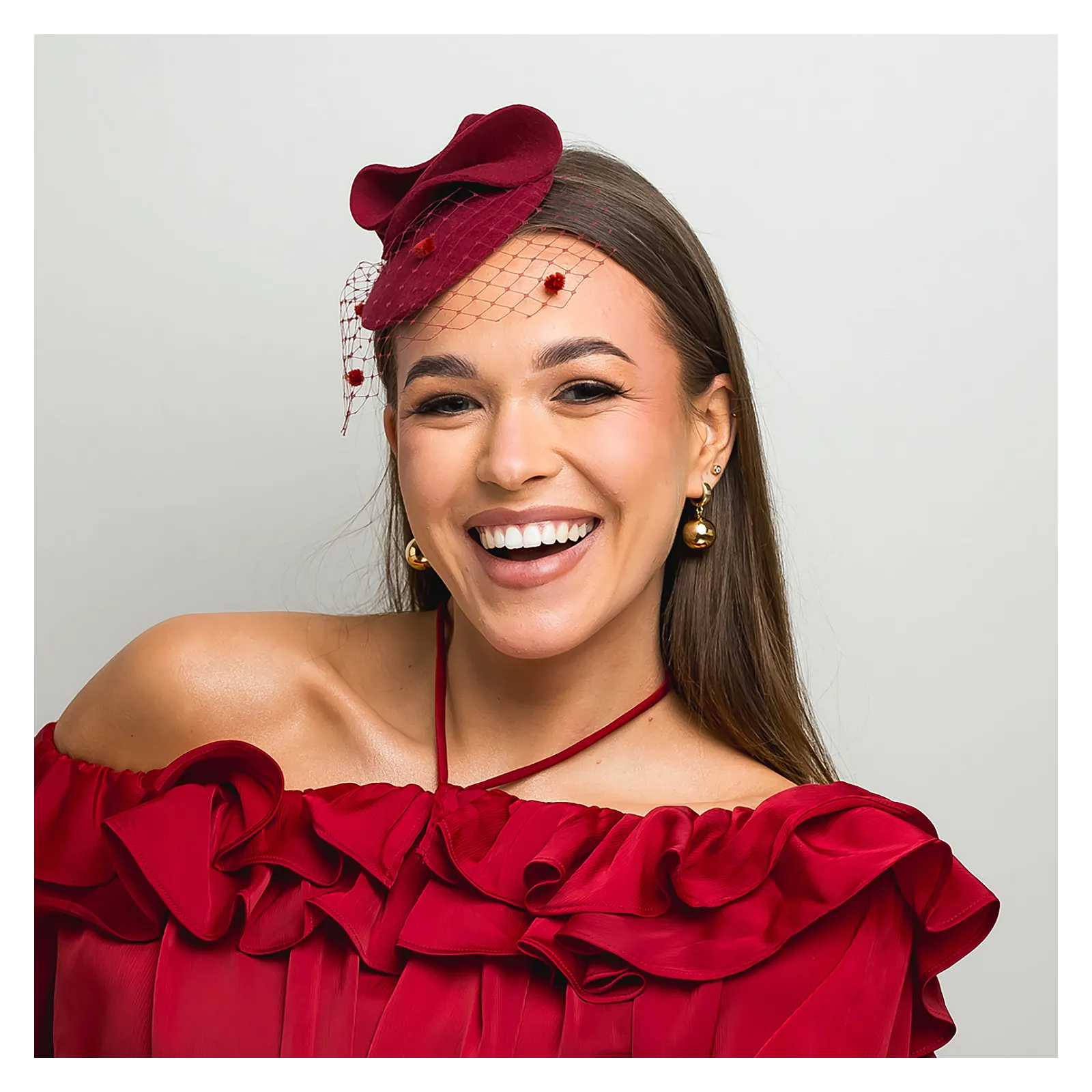 Kapelusik do włosów z woalką truskawkowa czerwień.