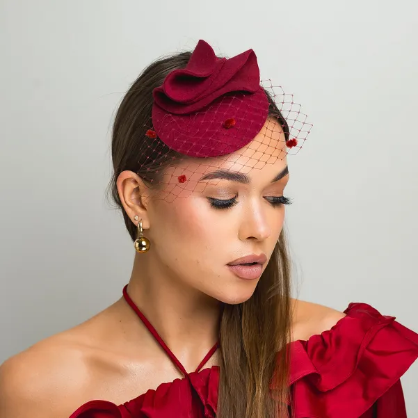 Kapelusik do włosów z woalką truskawkowa czerwień.