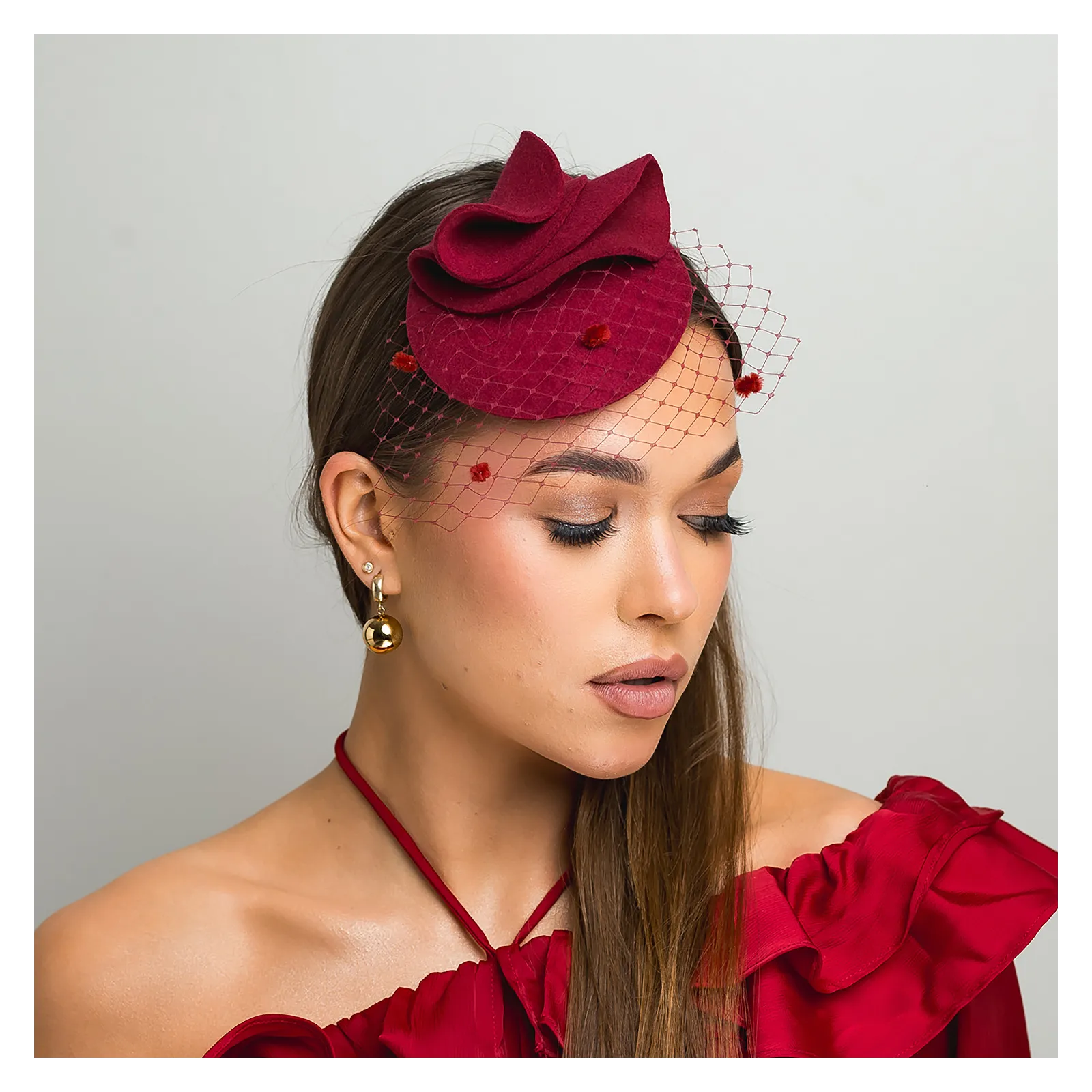 Kapelusik do włosów z woalką truskawkowa czerwień.