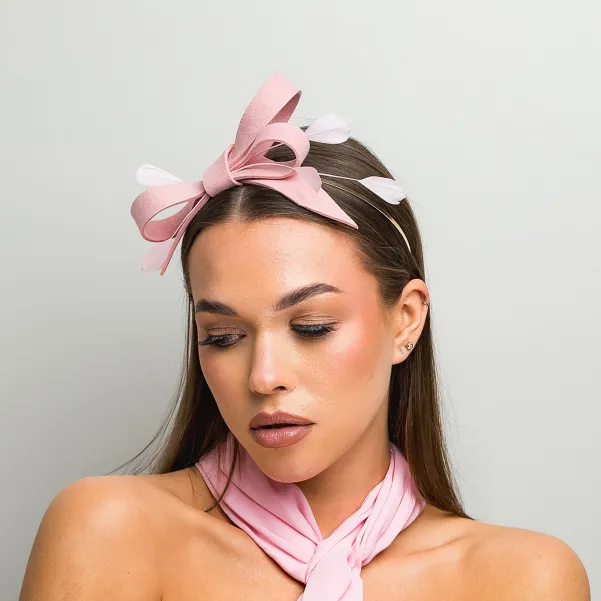 Fascynator kokardka pudrowy róż z piórkami. Fascynator kokardka pudrowy róż z piórkami.