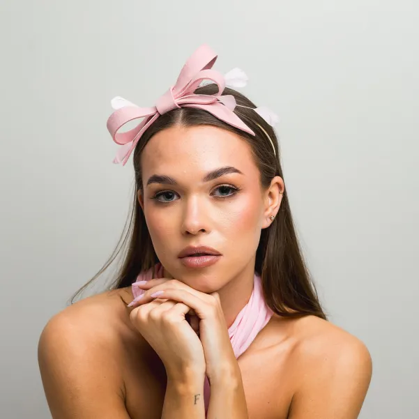 Fascynator kokardka pudrowy róż z piórkami. Fascynator kokardka pudrowy róż z piórkami.