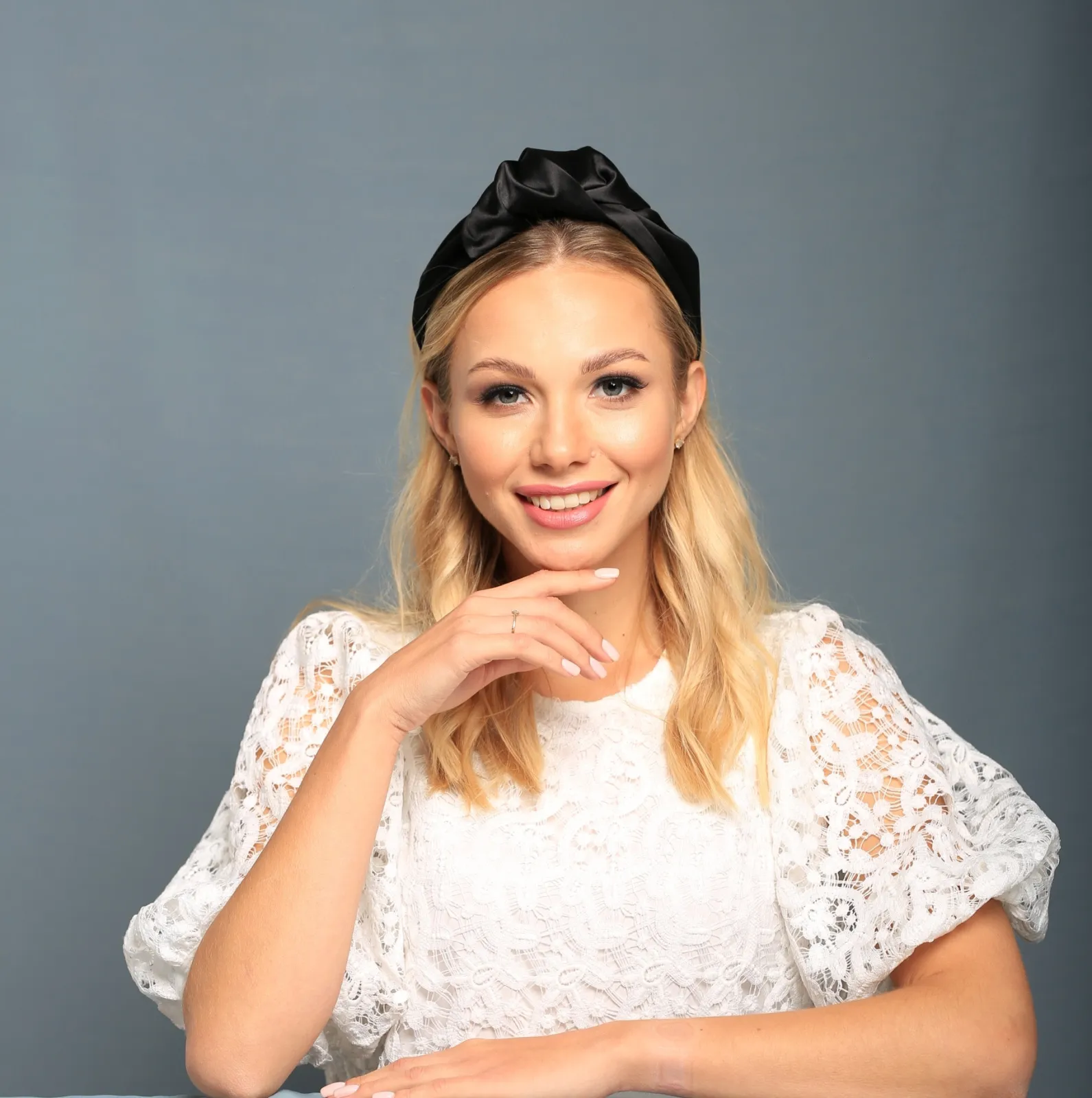 Sztywna opaska czarna satynowa premium.