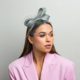 Fascynator w poastaci kokardy z woalką