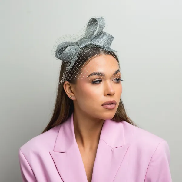 Fascynator w poastaci kokardy z woalką