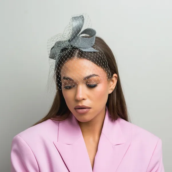 Fascynator w poastaci kokardy z woalką
