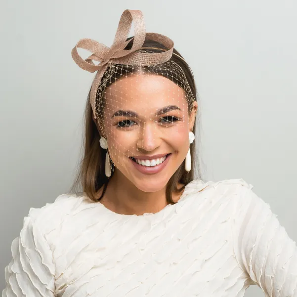Beżowy fascynator z woalką