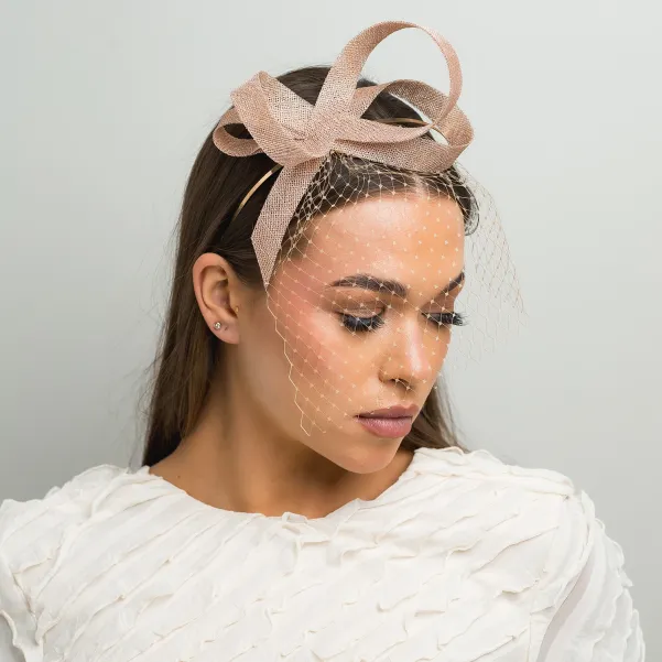 Beżowy fascynator z woalką