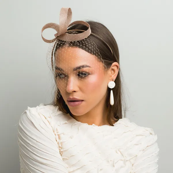Beżowy fascynator z woalką