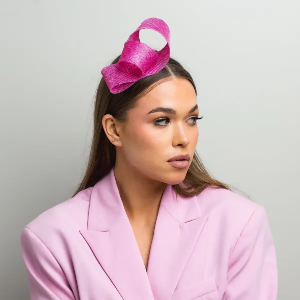 Różowy duży fascynator na głowę.