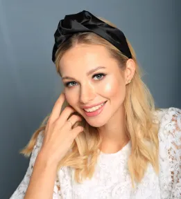 Sztywna opaska czarna satynowa premium.