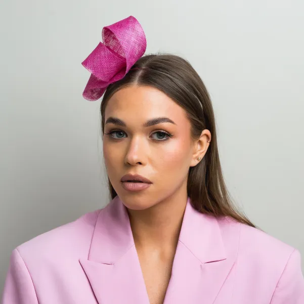 Różowy duży fascynator na głowę.