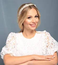 Opaska damska tweedowa z biżuteryjnym zdobieniem.