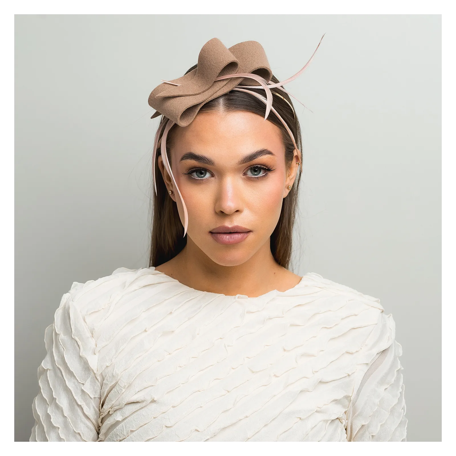 Beżowa ozdoba do włosów z piórkami.