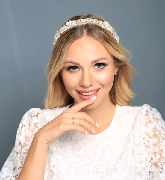 Opaska damska tweedowa z biżuteryjnym zdobieniem. Opaska damska tweedowa z biżuteryjnym zdobieniem.