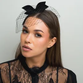 Czarna opaska z mini gustowną ozdobą i woalką