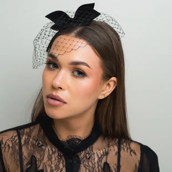 Czarna opaska z mini gustowną ozdobą i woalką Czarna opaska z mini gustowną ozdobą i woalką