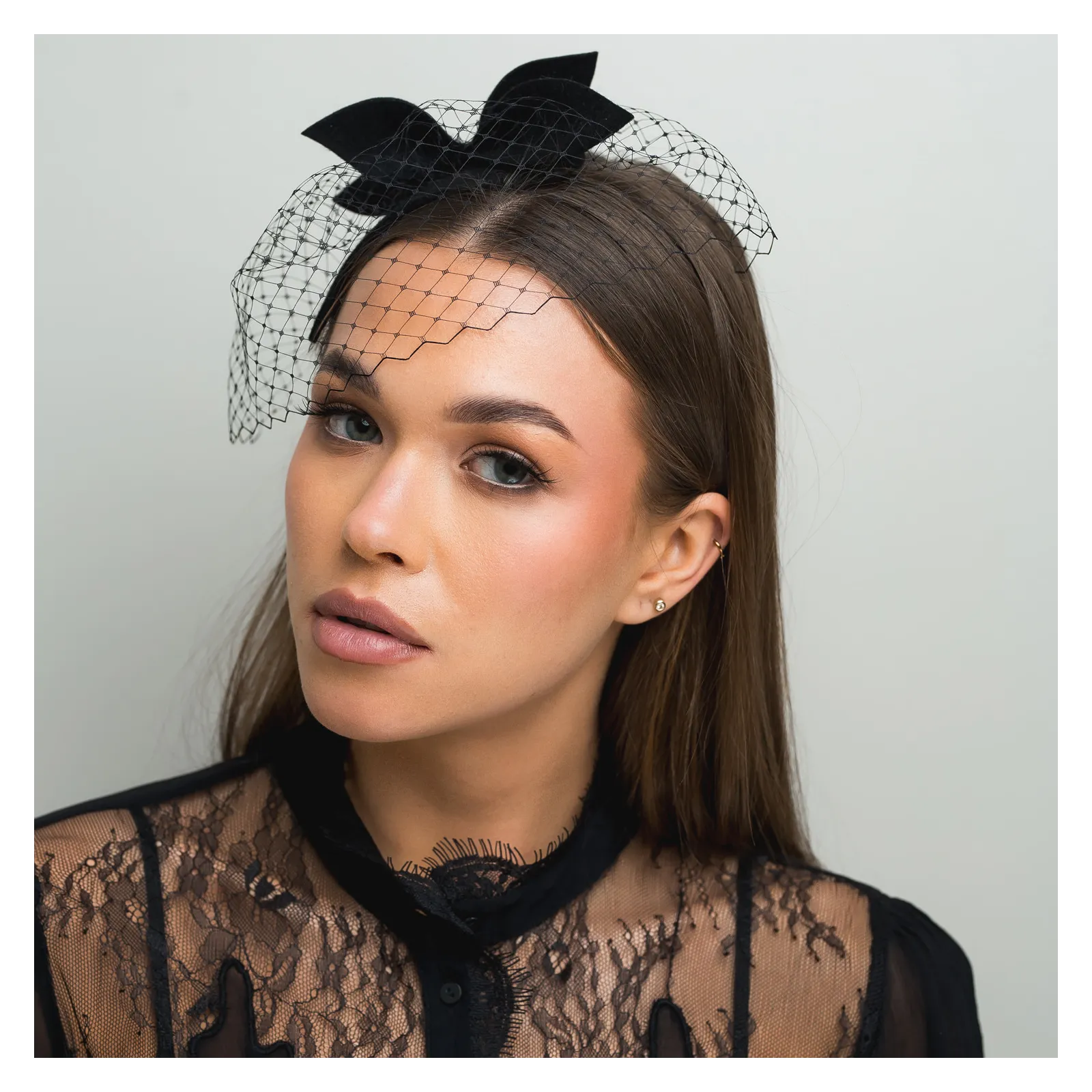 Czarna opaska z mini gustowną ozdobą i woalką