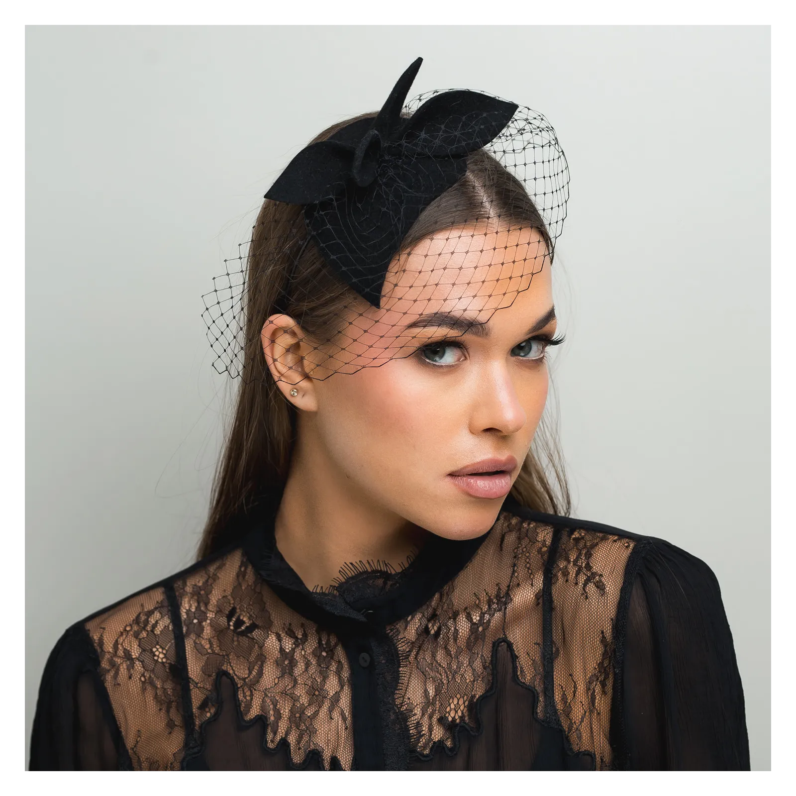 Czarna opaska z mini gustowną ozdobą i woalką