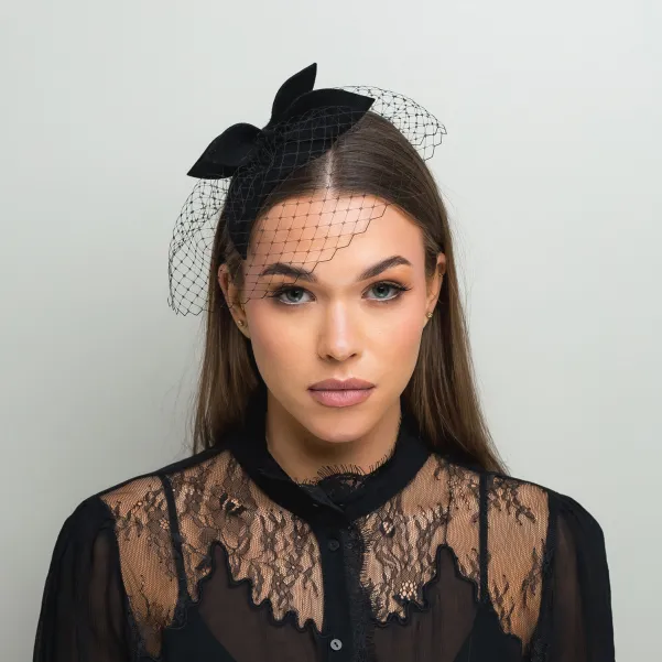 Czarna opaska z mini gustowną ozdobą i woalką Czarna opaska z mini gustowną ozdobą i woalką