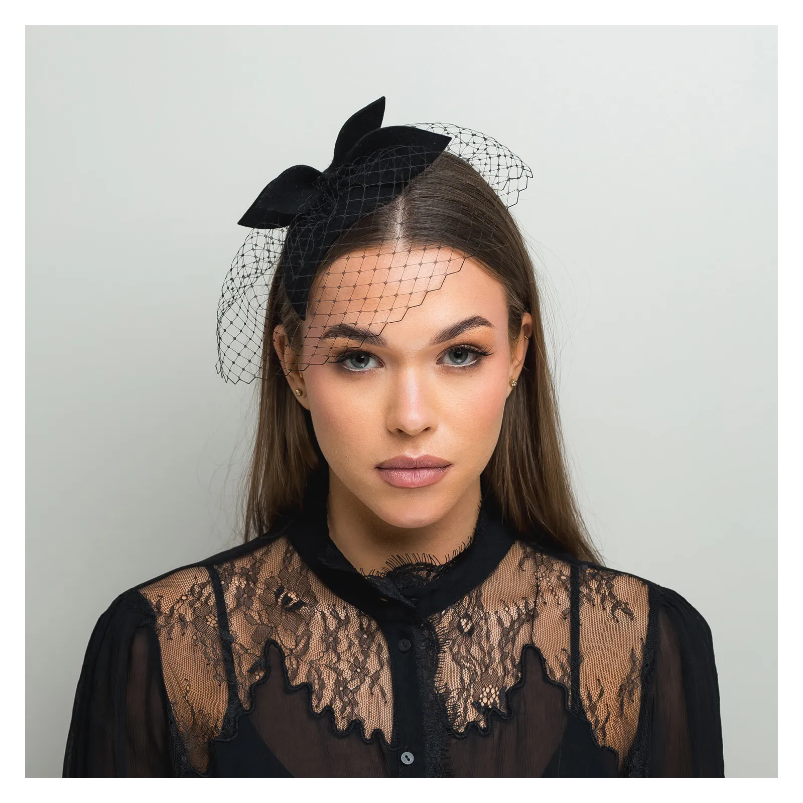 Czarna opaska z mini gustowną ozdobą i woalką