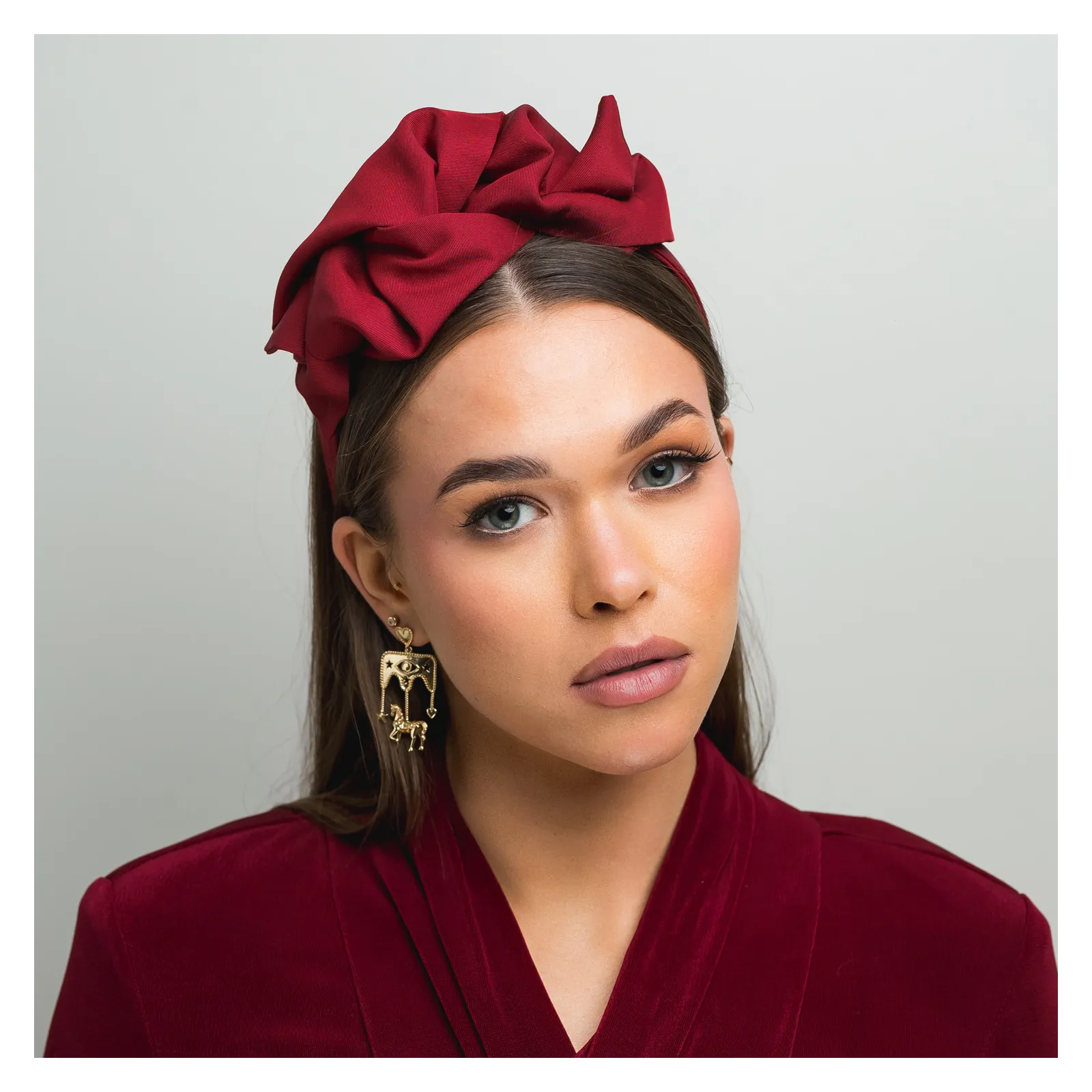 Wiśniowa elegancka opaska do włosów a'la turban.