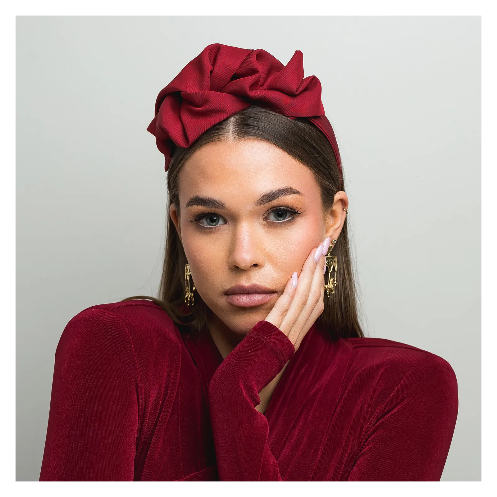 Wiśniowa elegancka opaska do włosów a'la turban.