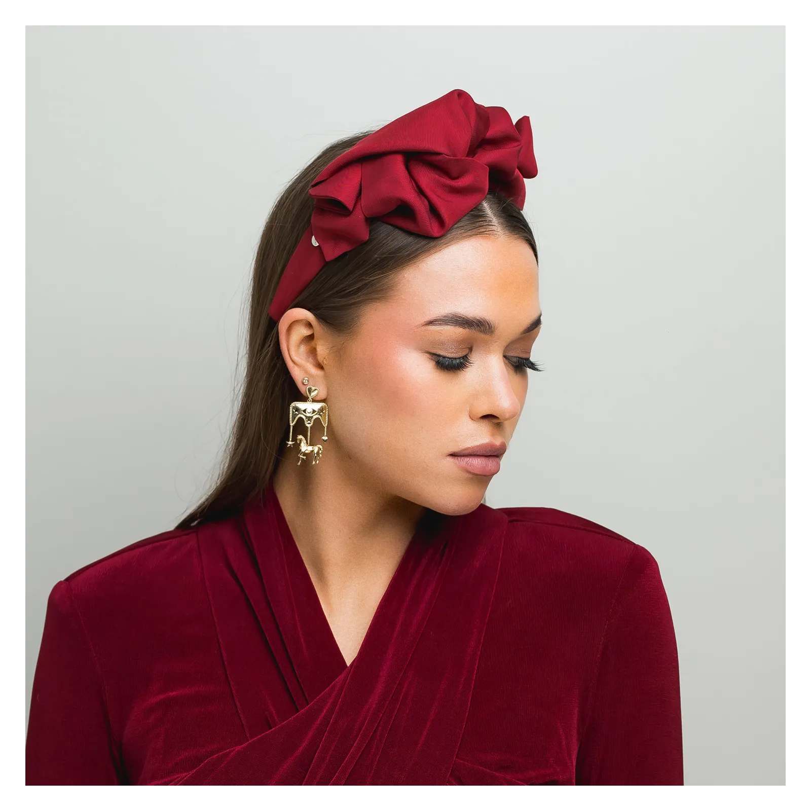 Wiśniowa elegancka opaska do włosów a'la turban.