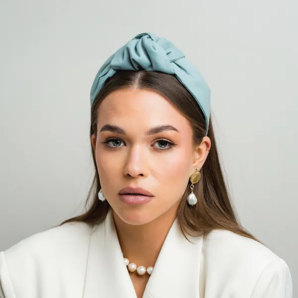 Stylowa opaska na głowę w oryginalnym szaro-miętowym kolorze.