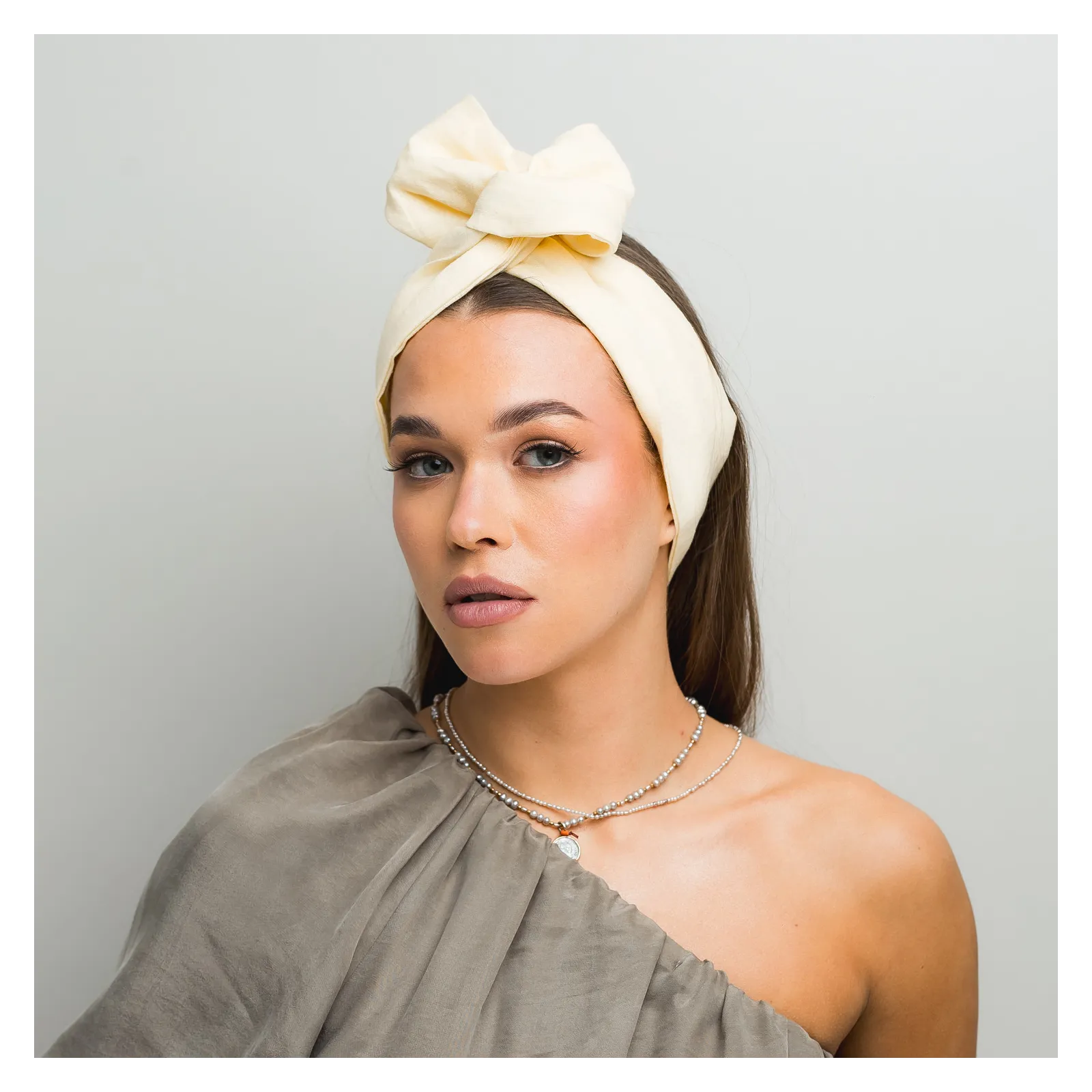 Opaska wiązana do włosów maślana z lnu.