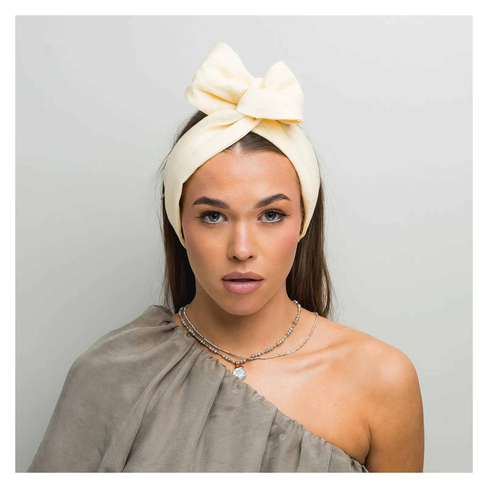 Opaska wiązana do włosów maślana z lnu.