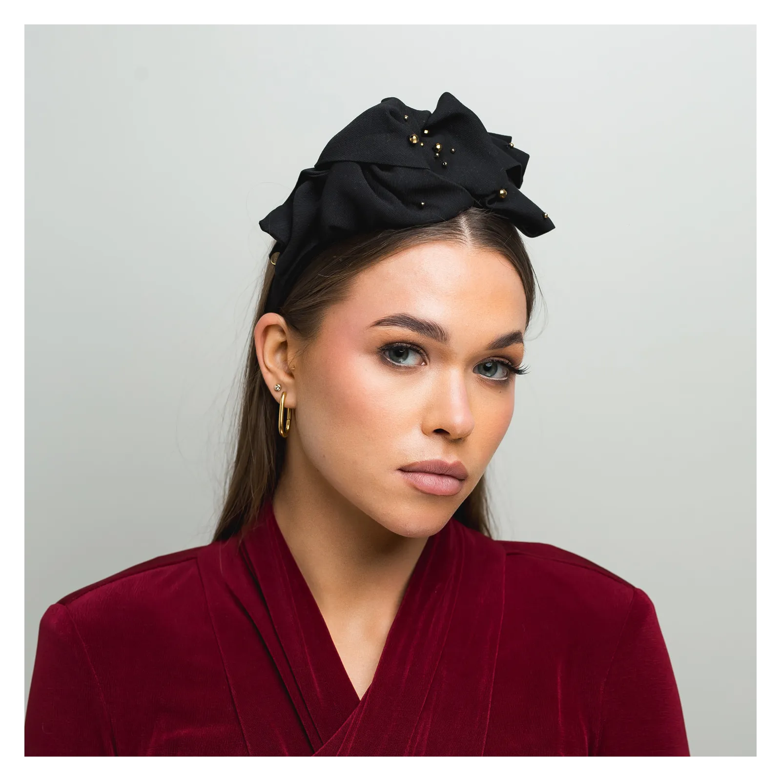 Czarna luksusowa zdobiona opaska z błyskiem.