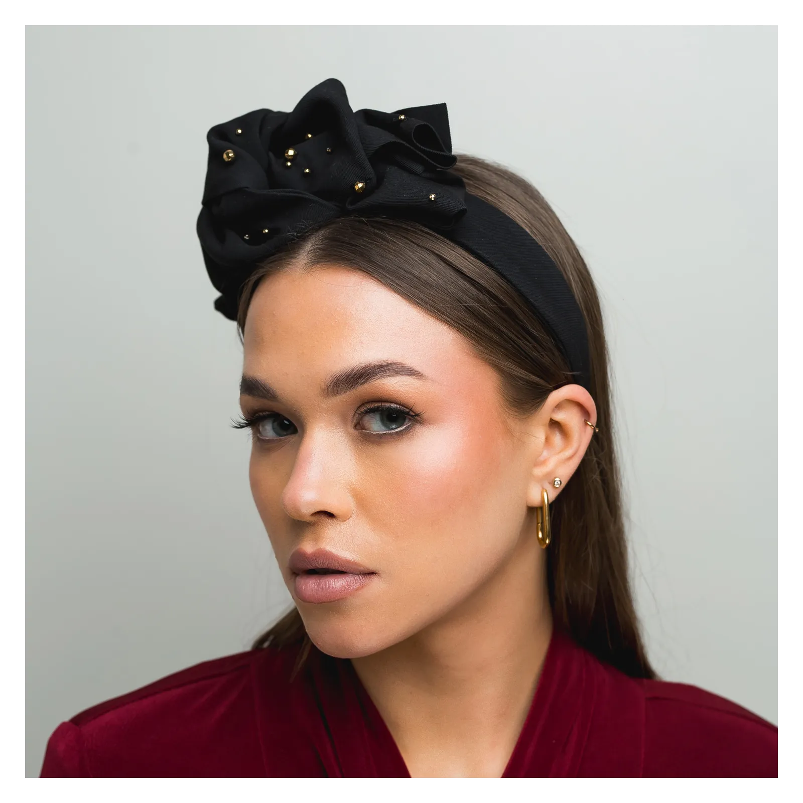 Czarna luksusowa zdobiona opaska z błyskiem.